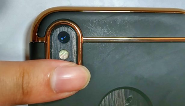 iPhoneX1のレンズを片方指で隠す