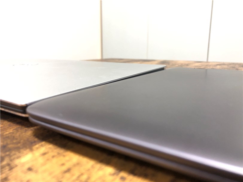 DELL New XPS 13とASUS ZenBook Flipの厚み比較-後ろ