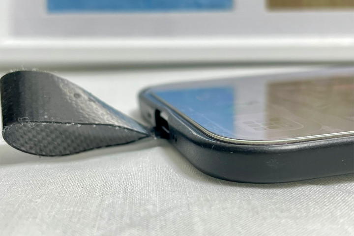 syanto ring はスマホケースの下部にほんの少しだけ干渉します